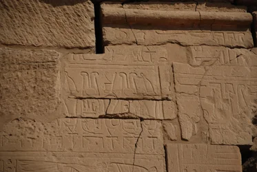 Hieroglify na kamieniu, Karnak, Luksor, Egipt (zdjęcie)