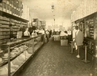 Wnętrze sklepu obuwniczego John Sewell & Co. przy 304-6 12th Avenue (Flagler Street), ok. 1910