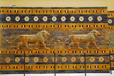Brama Isztar, pierwotnie należąca do świątyni Bela, zbudowana w Babilonie (Irak) przez króla Nabuchodonozora II - Droga procesyjna Bramy Isztar, Muzeum Pergamońskie, Wyspa Muzeów, Berlin, Niemcy