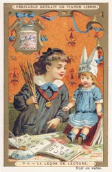 Lekcja czytania. Dziewczynka każe swojej lalce w oślej czapce czytać alfabet, grożąc jej jednocześnie pękiem rózeg. Chromolitografia reklamowa, Liebig