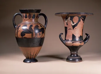 LtoR: orientalizacyjna amfora czarnofigurowa, gr., VI w. p.n.e.; czerwonofigurowy kielich-krater, grecki, południowe Włochy, IV wpne (ceramika)