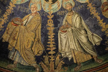 Mozaika sufitu Baptysterium Neona. Szczegół procesji dwunastu apostołów przechodzącej wokół centralnej mozaiki w dwóch kierunkach, kończącej się spotkaniem św. Piotra ze św. Pawłem. V wiek, Rawenna, Włochy. Zarejestrowany jako UNESCO World Heri