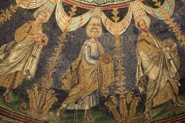 Mozaika sufitu Baptysterium Neona. św. Paweł i św. Piotr. Szczegół procesji dwunastu apostołów przechodzącej wokół centralnej mozaiki w dwóch kierunkach, kończącej się spotkaniem św. Piotra ze św. Pawłem. V wiek, Rawenna, Włochy. Reg
