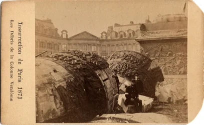 Gmina Paryż (1871): dwie komunardy stojące przy gruzach powalonej kolumny Placu Vendome w Paryżu. Fotografia anonimowa. Ciemny. 10,5x6,4 cm