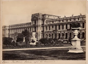 Gmina Paryż (1871): widok na Palais des Tuileries w Paryżu około maja 1871. Zdjęcia anonimowe. Druk na kartonie, wym. 29x20 cm