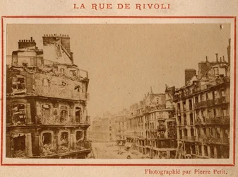 Gmina Paryż (1871): widok budynków pożarowych na Rue de Rivoli w Paryżu w maju 1871. Zdjęcie Pierre