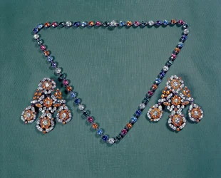 Naszyjnik i zestaw kolczyków z wielokolorowymi pastami, ok.1760