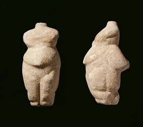 Neolityczna Pani Steopagus, widok z przodu i z boku, Avaritsa (Meliteia) w Tesalii, Grecja, 6000-5200 pne (marmur)