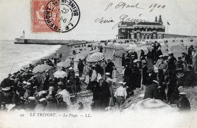 Normandia, Seine Maritime (76), Treport: tłum wczasowiczów na plaży i kasyno w tle - pocztówka z 1904