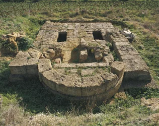 Stare ruiny bazyliki, Dolina Świątyń, Agrigento, Sycylia, Włochy