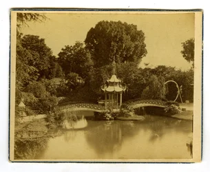 Orlean, Loiret (45), Centrum, Francja, Pawilon i chiński most w parku w Orleanie
