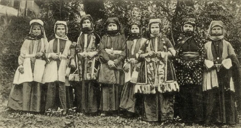Osetyjki w tradycyjnych strojach Grupa mniejszościowa w Związku Radzieckim