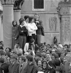 LUDZIE PATRZĄCY NA KARDYNAŁ ALBINO LUCIANI (JAN PAWEŁ I, JAN PAWEŁ I) Z PAPIEŻEM PAOLEM VI (PAWEŁ VI) W WENECJI - 1972