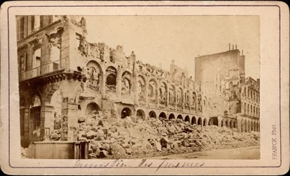 Komuna Paryska (1871): widok zrujnowanego Ministerstwa Finansów w maju 1871. Fotografia Francka. Ciemny. 10,3X6,9 cm