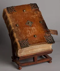 Muzeum Parafialne. Mszał po łacinie. Zamknięte. Ryciny od Joachima Ballestera. Papier i skóra. 18 wiek.