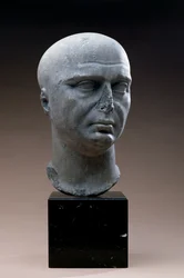 Portret głowy kapłana Izydy z ogoloną głową, rzymski, II wne (marmur ciemnoszary)