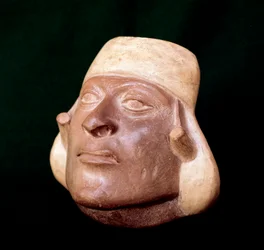Sztuka prekolumbijska, cywilizacja mocchica: waza z terakoty przedstawiająca głowę mężczyzny - 200 pne-700 ne - Lima, Narodowe Muzeum Antropologii i Archeologii, Peru - Sztuka prekolumbijska, cywilizacja Moche