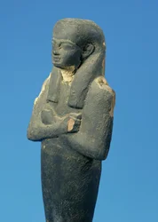 Figura Ptah-Sokar-Ozyrysa z trójstronną peruką i skrzyżowanymi ramionami, Egipcjanin, 21-22 dynastia, ok. 900 pne (drewno) (detal z 83306)