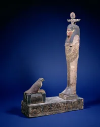 Figura Ptaha-Sokera-Ozyrysa stojąca na skrzynkowym postumencie naprzeciw sarkofagu z sokołem Horusa, obiekt nagrobny, Egipcjanin, Okres Ptolemeuszów, ok. 1900 r. 200 pne (drewno polichromowane)