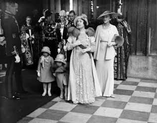 Królowa Elżbieta i księżniczki opuszczają katedrę św. Pawła, 6 maja 1935