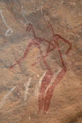 Sztuka naskalna, prehistoria: Malowidło naskalne przedstawiające dwie postacie z lonży w ozdobnym schronie w górach Uweinat w Sudanie. Okres od 8000 do 3000 lat pne. Fotografia