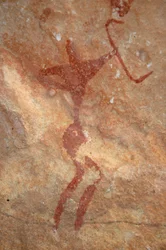 Sztuka naskalna, prehistoria: malowanie postaci (łucznika) w ozdobnym schronie w masywie Uweinat w Sudanie (Karkur-Talh lub Karkur Talh). Okres od 8000 do 3000 lat pne. Fotografia