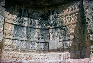 Relief naskalny przedstawiający króla Sassania Szapura I (241-72) kawalerię perską i dopływy, III w. (kamień)