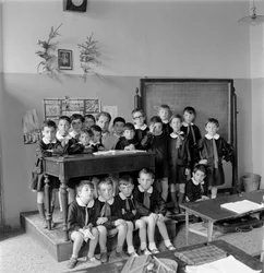 Szkoła chłopców w Wenecji, uczniowie noszą bluzki. 1950