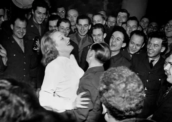 II wojna światowa (1939-1945) - II wojna światowa (II lub II wojna światowa): Paryż (Francja) 10 marca