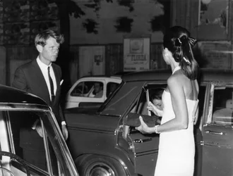 Senator Robert Kennedy z żoną. Via Veneto. Rzym. 1966.