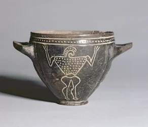 Kielich „Skyphos” z naciętą postacią wojownika, Etrusków, ok. 650-625 pne (naczynie z impastu i żółta ochra)