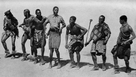 Afryka Południowa. Beztroscy chłopcy kaffir oddający się śpiewającej pieśni i tańcowi. 1920