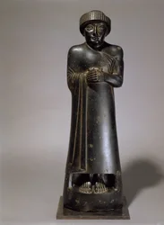 Statua Gudei, księcia Lagasz, neo-sumeryjczyk, z Telloh, starożytne Girsu, ok. 2130 pne (dioryt)