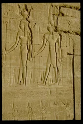 Zatopiona płaskorzeźba przedstawiająca Hathor i Horusa (zdjęcie)