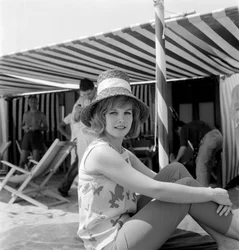 AKTORKA CARROLL BAKER NA PLAŻY LIDO W WENECJI (z dzwoneczkiem) - 1961