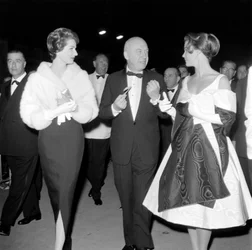 Aktorka Lee Remick z reżyserem Ottonem Premingerem i jego żoną Hope Bryce na Międzynarodowym Festiwalu Filmowym na Lido w Wenecji - 1959