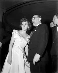 REŻYSER MARIO CAMERINI Z AKTORKĄ CARLA DEL POGGIO NA „”GALI KINA WŁOSKIEGO””W RZYMIE – 1949