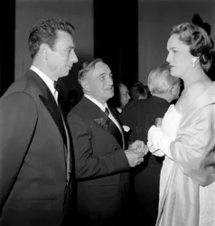 KRYTYK FILMOWY GEORGES SADOUL Z AKTOREM I piosenkarzem pop YVES MONTAND I BEGUM JEANNE ANDRE OF AIX LES BAINS W CANNES - 1954