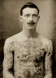 Wytatuowany brytyjski marynarz podczas Wielkiej Wojny 1914-18 (widok z przodu)