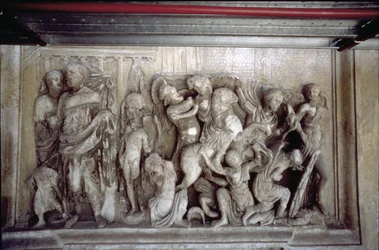Fasada tylna, fragment antycznej dekoracji reliefowej (niektóre fragmenty z Ara Pacis Augusta) przedstawiająca scenę bitwy (kamień)