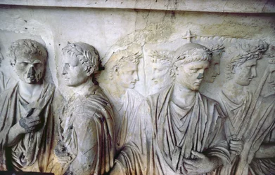 Fasada tylna, fragment antycznej dekoracji reliefowej (niektóre fragmenty z Ara Pacis Augusta) przedstawiająca grupę obywateli rzymskich (kamień)