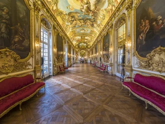Galeria doree i sklepienie namalowane przez Francois Perrier (1594-1649)