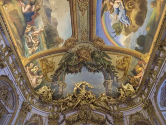 Trofeum Diane Chasseresse, grupy wyrzeźbionej z drzwi Galerie doree przez Francois Antoine Vasse (1681-1736), około 1715 r. Banque de France. Hotel de Toulouse, dawny hotel de la Villiere, Paryż - Hotel de Toulouse, siedziba Banku