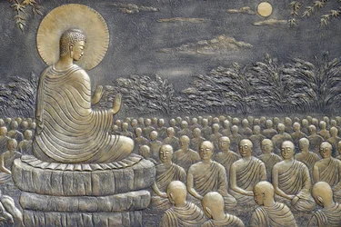 Buddyjska świątynia Tinh Xa Ngoc Chau, Życie Buddy, Siddhartha Gautama, Budda z uczniami, nauczanie, Budda wezwał Swoich pierwszych sześćdziesięciu uczniów Arahant, aby wyruszyli w różnych kierunkach, aby głosić Doktrynę,   Chau Doc, Wietnam, 2018 (pho