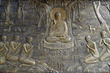 Buddyjska świątynia Tinh Xa Ngoc Chau, Życie Buddy, Siddhartha Gautama, Budda wygłosił swoje pierwsze kazanie do pięciu mnichów w Deer Park w Varanasi, Chau Doc, Wietnam, 2018 (zdjęcie)