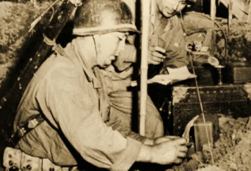 Oddziały na posterunku komunikacyjnym, Camp Claiborne, Louisiana, 1943 (zdjęcie w sepii)