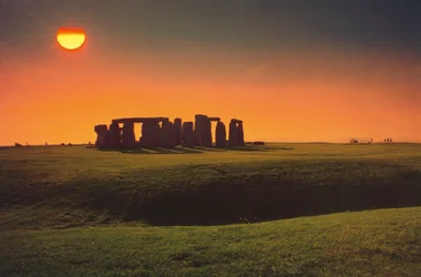 Wielka Brytania, Anglia, hrabstwo Wiltshire, Stonehenge, megalityczny pomnik z epoki brązu o zachodzie słońca