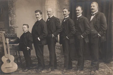 Niezidentyfikowany Schrammel Sextett, ok. 1910 r. (zdjęcie czarno-białe)