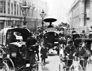 Wielka Brytania: Zajęta scena w banku pokazująca autobus kolei metropolitalnej i południowo-wschodniej. Londyn, ok. 1878 r.