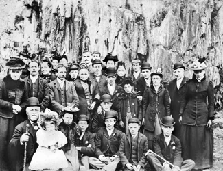 Wielka Brytania: Grupa ludzi na wycieczce. c1910